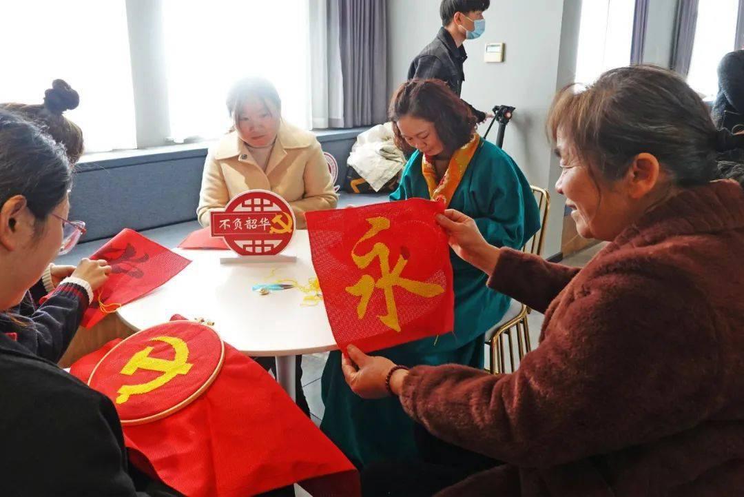 解析封地附庸模式，强调收入集中的主权框架内构建高尚霸权的现象